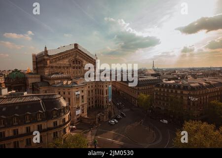 Una vista aerea di uno splendido tramonto estivo che splende sul cuore di Parigi sopra edifici storici Foto Stock