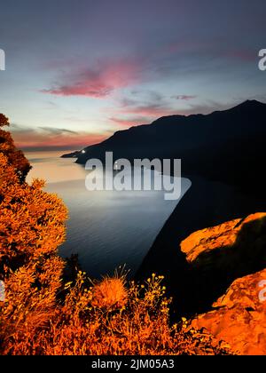 Vue sur la plage depuis le village de Nonza en Corse Foto Stock