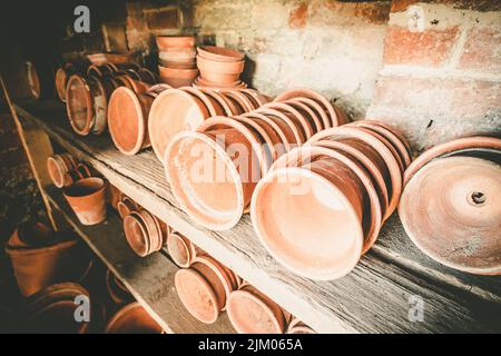 Vasi di terracotta in giardinieri Potting Shed a Calke Abbey. Aprile 2018 Foto Stock