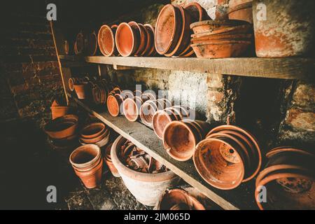 Vasi di terracotta in giardinieri Potting Shed a Calke Abbey. Aprile 2018 Foto Stock