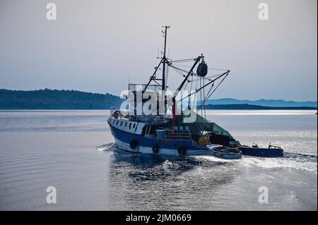 Barca da pesca vela nel mare Adriatico Foto Stock