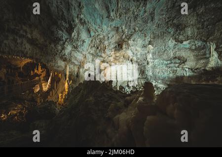 L'interno di una grotta con formazioni rocciose e un tunnel in Spagna. Famoso punto di riferimento naturale Foto Stock