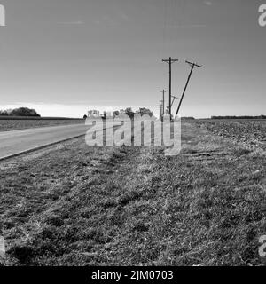 immagine in scala di grigi della strada sul campo Foto Stock