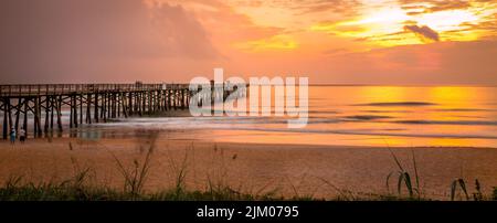 Una splendida vista del Flagler Beach Fishing Pier all'alba in Florida, USA Foto Stock