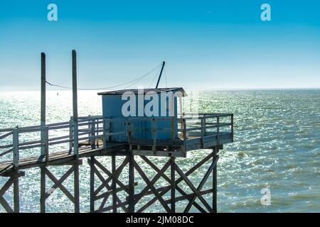 Royan in Francia, tipiche capanne su palafitte sulla costa Foto Stock