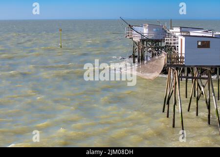 Royan in Francia, tipiche capanne su palafitte sulla costa Foto Stock