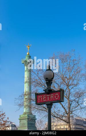 Parigi, Place de la Bastille, colonna con la statua dell'angelo d'oro, e il segno della metropolitana Foto Stock