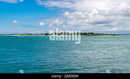 Porto Navalo in Bretagna, bella stagape con Locmariaquer in background Foto Stock