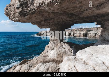 Buca in una grotta con una bella vista sul mare vicino a capo Greco nel parco nazionale Foto Stock