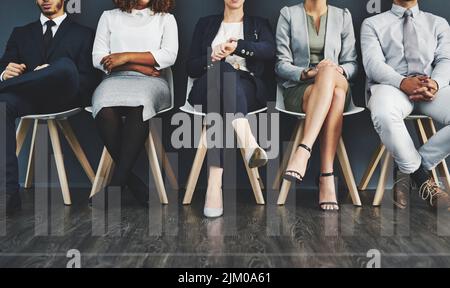 Gruppo di intervistati di candidati aziendali seduti in sala d'attesa. I potenziali dipendenti dell'agenzia di reclutamento sono in attesa di vedere il responsabile delle risorse umane Foto Stock