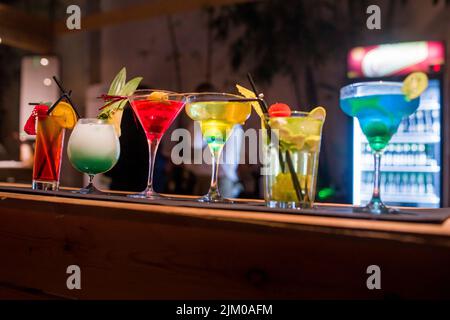 Una fila di diversi bicchieri martini sul banco in un bar Foto Stock