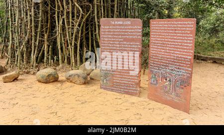 Story board su Auroville Village nel Mantri Mandir Campus con albero di bambù sfondo, Auroville, Tamilnadu, India. Foto Stock