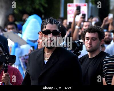 Los Angeles, California, USA 1st agosto 2022 Singer/attore Bad Bunny, alias Benito Martinez Ocasio partecipa al "Bullet Train" di Los Angeles Premiere of Columbia Pictures al Regency Village Theatre il 1 agosto 2022 a Los Angeles, California, USA. Foto di Barry king/Alamy Stock Foto Foto Stock