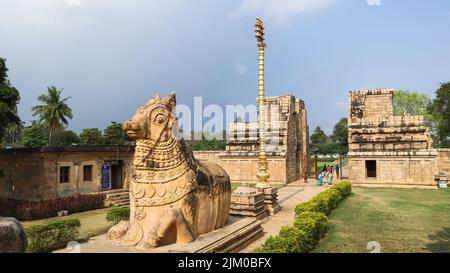 Statua di pietra di Nandi di fronte al Tempio di Brihadeshwara, Gangaikonda Cholapuram, Ariyalur, Tamilnadu, India. Foto Stock