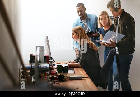 Lavoro di squadra, gruppo di discussione e riunione di colleghi di marketing pianificazione, brainstorming o discutere di idee. Team creativo con cui collabora Foto Stock