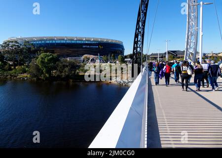 Ponte pedonale Matagarup che attraversa il fiume Swan con lo Stadio di Perth, Burswood, Perth, Australia Occidentale Foto Stock