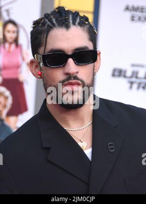 Los Angeles, California, USA 1st agosto 2022 Singer/attore Bad Bunny, alias Benito Martinez Ocasio partecipa al "Bullet Train" di Los Angeles Premiere of Columbia Pictures al Regency Village Theatre il 1 agosto 2022 a Los Angeles, California, USA. Foto di Barry king/Alamy Stock Foto Foto Stock