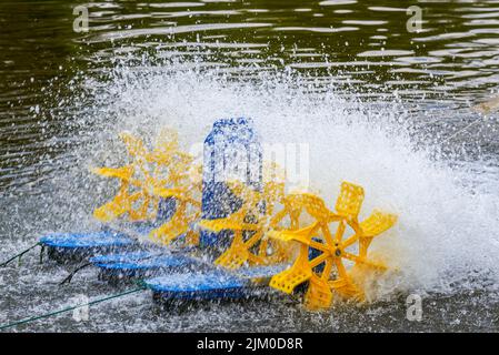 Aeratori rotanti utilizzati in grandi stagni di pesci Foto Stock