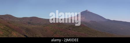 Una vista panoramica delle montagne sotto la luce del sole Foto Stock