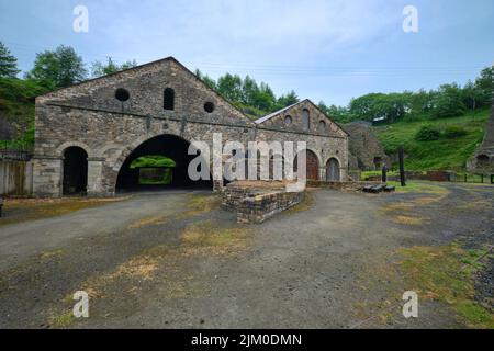 Vista esterna di una delle fabbriche utilizzate per formare il ferro fuso caldo in varie parti, barre di ghisa. Al Museo Blaenavon Ironworks di Bl Foto Stock