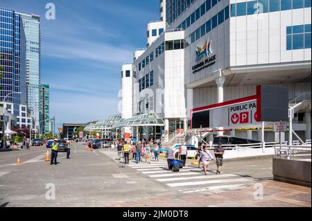 Vancouver, British Columbia, Canada - 24 luglio 2022: I turisti si dirigono verso il terminal delle navi da crociera di Vancouver. Foto Stock