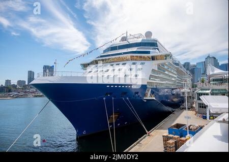 Vancouver, British Columbia, Canada - 24 luglio 2022: La nave da crociera Celebrity Eclipse è ormeggiata al Canada Place nel porto di Vancouver durante la crociera di picco Foto Stock