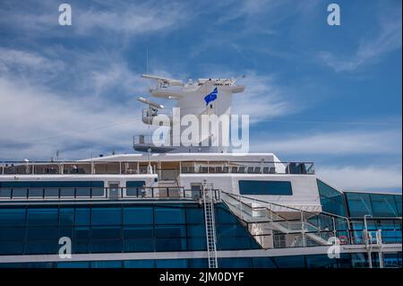 Vancouver, British Columbia, Canada - 24 luglio 2022: La nave da crociera Celebrity Eclipse è ormeggiata al Canada Place nel porto di Vancouver durante la crociera di picco Foto Stock