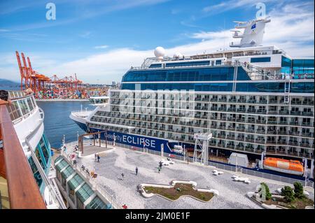 Vancouver, British Columbia, Canada - 24 luglio 2022: La nave da crociera Celebrity Eclipse è ormeggiata al Canada Place nel porto di Vancouver durante la crociera di picco Foto Stock