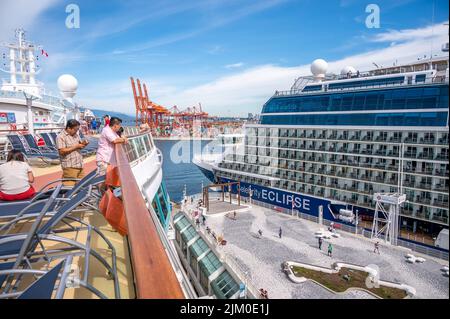 Vancouver, British Columbia, Canada - 24 luglio 2022: La nave da crociera Celebrity Eclipse è ormeggiata al Canada Place nel porto di Vancouver durante la crociera di picco Foto Stock