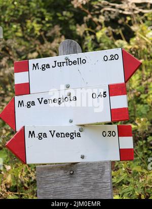 Freccia nel sentiero con nome di rifugio nel Nord Italia Foto Stock