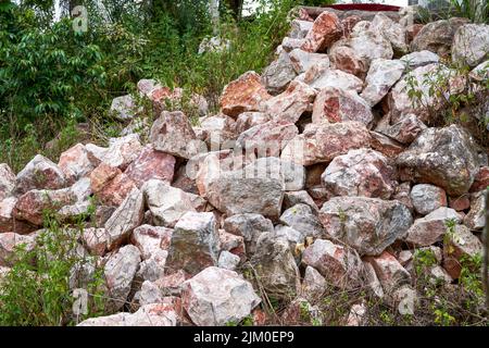 Grandi mucchi di macerie prodotte dalla sabbiatura delle montagne in natura Foto Stock