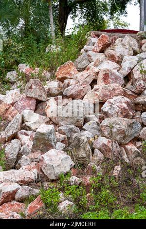 Grandi mucchi di macerie prodotte dalla sabbiatura delle montagne in natura Foto Stock