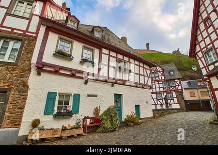 Una bella vista di case rustiche nel Monreal Village nella regione dell'Eifel in Germania Foto Stock