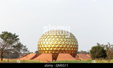 La cupola dorata di Matri Mandir ha impiegato 37 anni per costruire. Iniziato nel febbraio 1971 e completato nel febbraio 2008, costruito da Sri Aurobindo, Auroville, Pondicherry, Ta Foto Stock