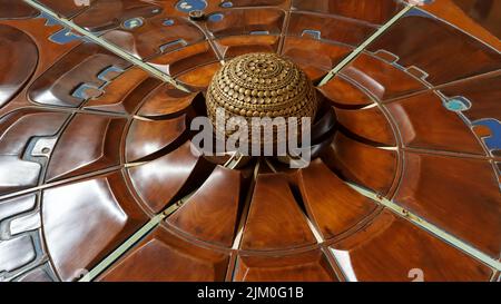 Replica modello del centro Matrimandir a Auroville, Tamilnadu, India. Foto Stock