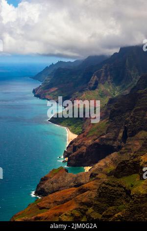 Una vista dall'alto della costa di Napali in una bella giornata di sole sull'isola di Kaua'i, Hawaii, Stati Uniti Foto Stock