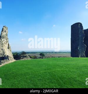 Le rovine del castello di Hadleigh con un'erba verde in primo piano in una giornata di sole in Inghilterra, Regno Unito Foto Stock