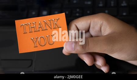 GRAZIE, messaggio sulla carta in stile 3D mostrato da una donna d'affari Foto Stock