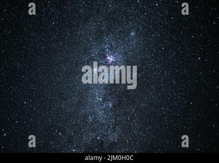 Tante stelle per fare un desiderio. Il cielo in una notte stellata e buia. Foto Stock