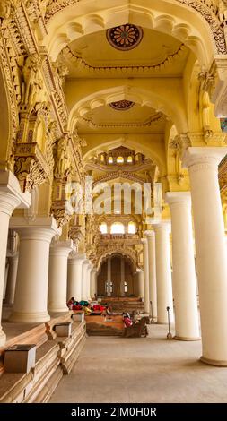 Corridoio con colonne bianche ad arco e dettagli del soffitto del Palazzo di Thirumalai Nayakkar, costruito nel 17th secolo da re Tirumala Nayaka, Madurai, Tamilna Foto Stock