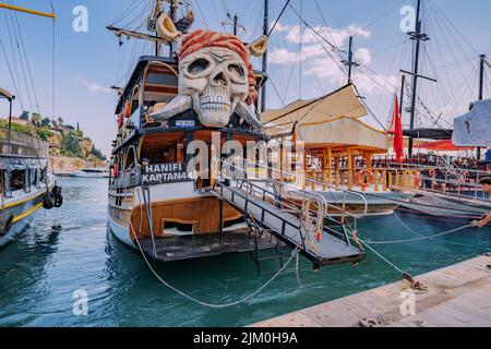 21 giugno 2022, Antalya, Turkiye: Navi turistiche pirata al molo nel porto turistico. Foto Stock