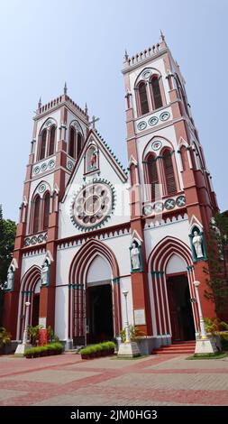 Vista della Basilica del Sacro cuore di Gesù Chiesa, costruita nel 1907, Pondicherry o Puducherry, India. Foto Stock