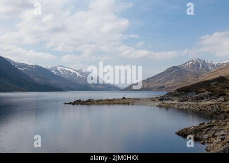 Una splendida vista sul Loch Mullardoch e sulle vette innevate delle Highlands scozzesi Foto Stock