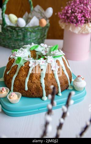 Elegante torta di mandorle di Pasqua fatta in casa Foto Stock