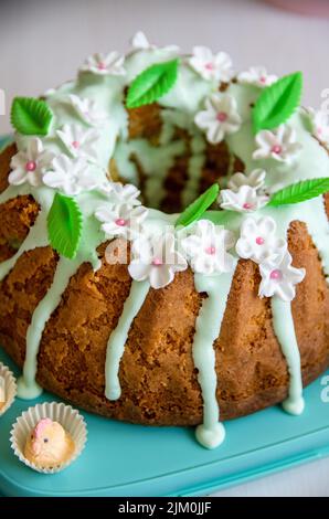 Elegante torta di mandorle di Pasqua fatta in casa Foto Stock