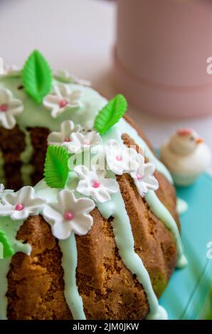 Elegante torta di mandorle di Pasqua fatta in casa Foto Stock