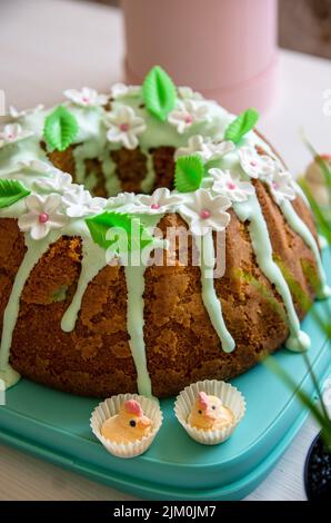 Elegante torta di mandorle di Pasqua fatta in casa Foto Stock