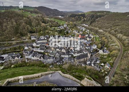 Una bella vista della città del villaggio Monreal edifici in Eifel in Germania con un cielo nuvoloso Foto Stock