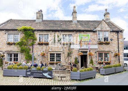 Waddington Village in Lancashire , Lower Buck Inn public house pub, in una giornata estiva nel 2022, Inghilterra, clienti del Regno Unito che mangiano all'aperto Foto Stock