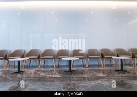 Fila di sedie nella sala della lobby dell'ospedale moderno. Foto Stock